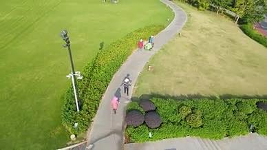 4K航拍城市公园草坪园丁洒水浇水视频的预览图
